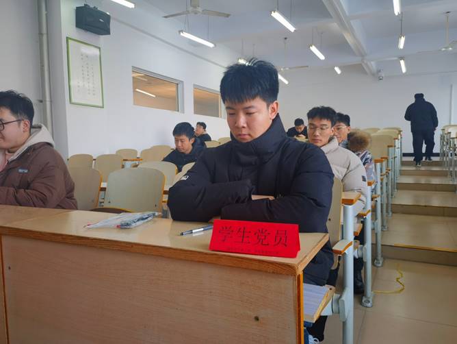 说明: C:\Users\xcb\Desktop\学生党员亮身份.jpg 说明: C:\Users\xcb\Desktop\学生党员亮身份.jpg